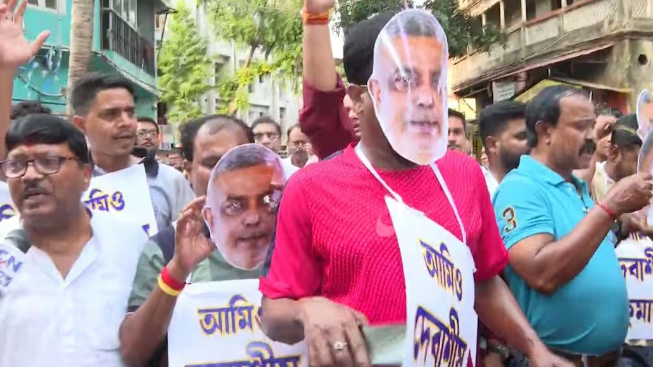 দেবাশিস কুমারের বাড়িতে ১১ ঘণ্টার বেশি আয়কর তল্লাশি, বাড়ির বাইরে তৃণমূলের বিক্ষোভ; মোতায়েন আরও কেন্দ্রীয় বাহিনী