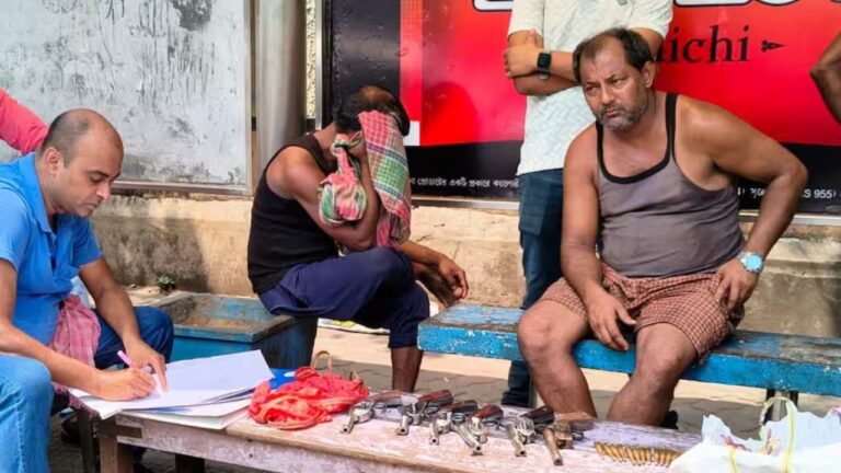 রাজাবাজারে উদ্ধার ৬ আগ্নেয়াস্ত্র ও ১৪ রাউন্ড গুলি, ভোটের আগে ২ জন আটক; বাড়ছে নিরাপত্তা উদ্বেগ