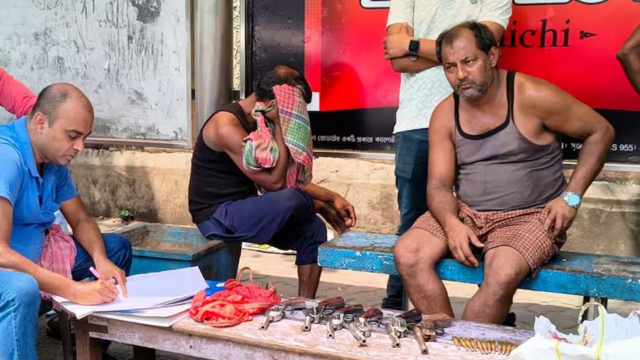 রাজাবাজারে উদ্ধার ৬ আগ্নেয়াস্ত্র ও ১৪ রাউন্ড গুলি, ভোটের আগে ২ জন আটক; বাড়ছে নিরাপত্তা উদ্বেগ